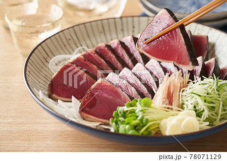 大皿に盛り付けた鰹のたたきの写真素材