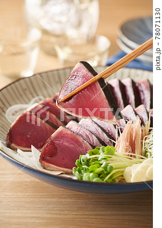 大皿に盛り付けた鰹のたたき 78071130