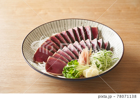大皿に盛り付けた鰹のたたき 大皿に盛り付けた鰹のたたき 78071138