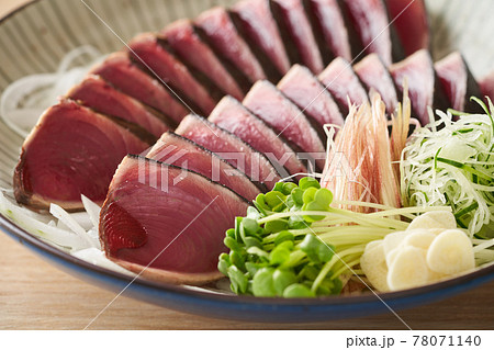 大皿に盛り付けた鰹のたたき 78071140