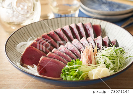 大皿に盛り付けた鰹のたたき 78071144