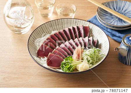 大皿に盛り付けた鰹のたたきの写真素材