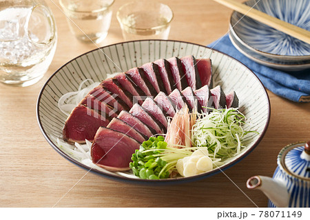 大皿に盛り付けた鰹のたたき 78071149