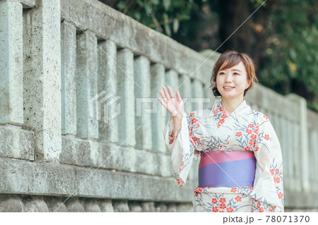 神社を歩く女性 神社を歩く女性 78071370
