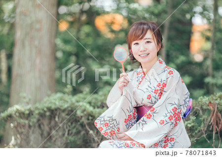 金魚すくいをする女性 金魚すくいをする女性 78071843