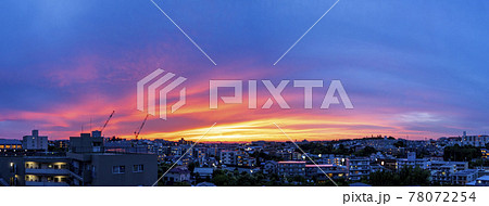 パノラマ　川崎から夕焼雲の向こうに秩父の山々を望む 78072254