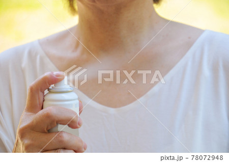 夏の外出時 日焼け止め 虫除けスプレーをするの写真素材
