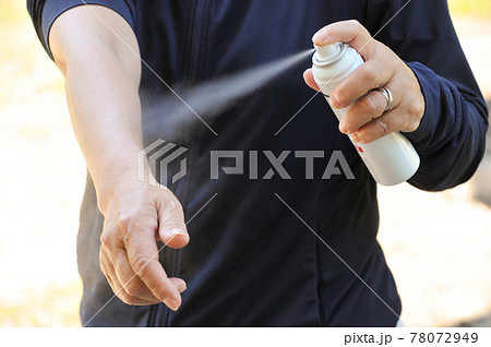 夏の外出時、日焼け止め、虫除けスプレーをする 夏の外出時、日焼け止め、虫除けスプレーをする 78072949