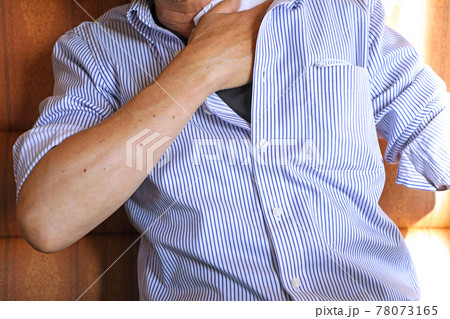 おしぼりで首元を拭くミドル男性　イメージ 78073165