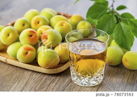 梅の実と梅酒　青梅 78073563