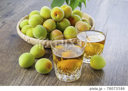 梅の実と梅酒　青梅 78073586