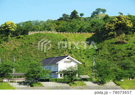 月山富田城跡と太鼓壇公園と麓の歴史資料館が縦に連なって見える風景 … 島根県 安来市（快晴） 78073657