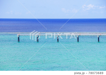 沖縄の青い海、瀬長島展望台から那覇空港の滑走路（進入灯） 78073689