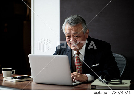 ビジネスマン 笑顔 ビジネスマン 笑顔 78074021