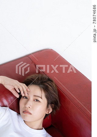ジェンダーレス　LGBT ソファに横たわる女 78074686