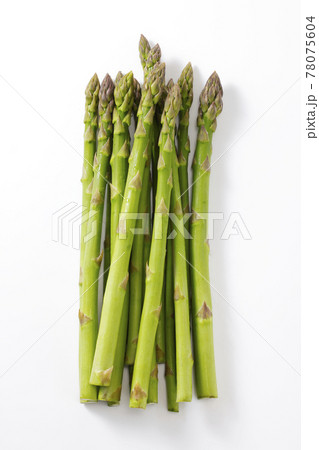 白い背景に置かれた北海道産グリーンアスパラガス 78075604
