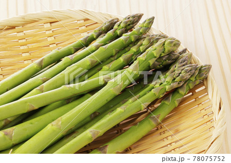 ザルに盛られた北海道産グリーンアスパラガス ザルに盛られた北海道産グリーンアスパラガス 78075752