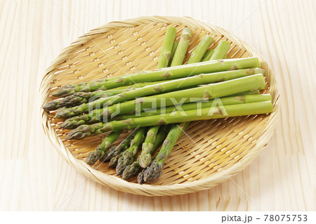 ザルに盛られた北海道産グリーンアスパラガス 78075753