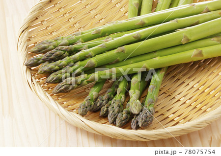ザルに盛られた北海道産グリーンアスパラガス 78075754