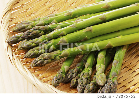 ザルに盛られた北海道産グリーンアスパラガス ザルに盛られた北海道産グリーンアスパラガス 78075755