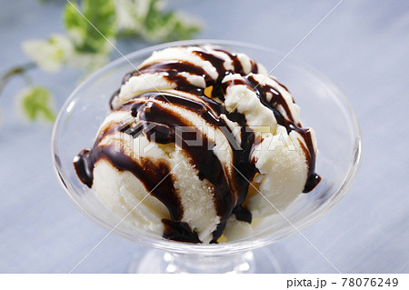 チョコレートソースをかけたミルクアイスクリーム 78076249