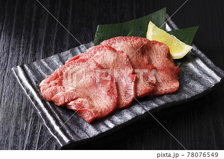 皿に盛られた牛タン 78076549
