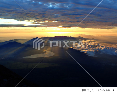 富士山頂から見る天使の梯子 78076613