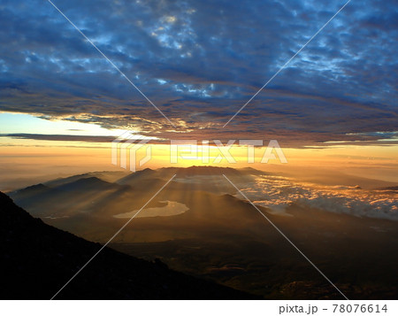 富士山頂から見る天使の梯子 78076614