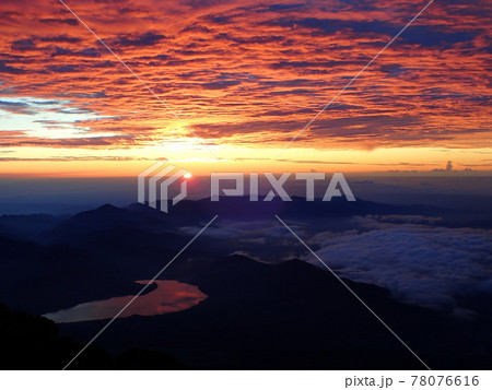 富士山頂から見る日の出 78076616
