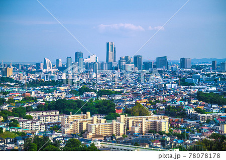 日本の横浜都市景観　横浜みなとみらいのビル群や住宅街などを望む 78078178