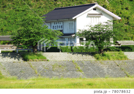 飯梨川の対岸から見た歴史資料館 … 島根県 安来市（晴れ） 78078632