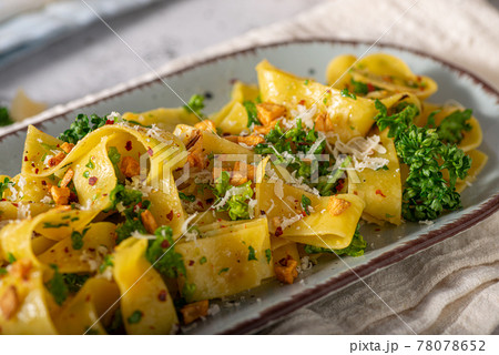 Garlic pasta with chilli flakes 78078652