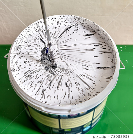 Mixing white paint with black pigment to obtain gray color. 78082933