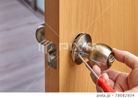 Assembly of lock with handles and latch for an interior door. 78082934