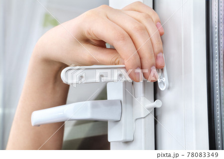 Setting restrictor on double hung window with double-glazed. 78083349