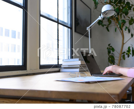 PCを操作する女性 78087702