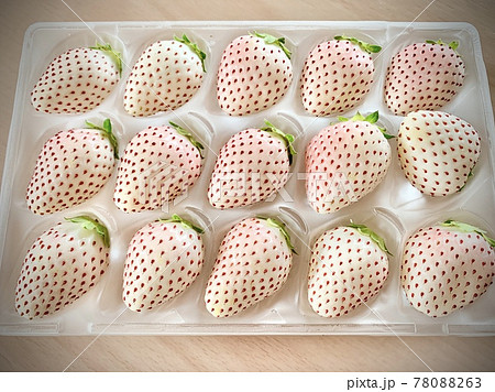 プラスチックパックに並べられた白いちご　写真素材 78088263