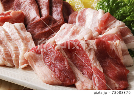 牛肉と豚肉の焼肉盛り合わせ 牛肉と豚肉の焼肉盛り合わせ 78088376