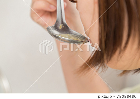 みそ汁の味見をする若い女性の主婦 78088486