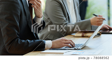 スーツスタイルのビジネスパーソン 78088562