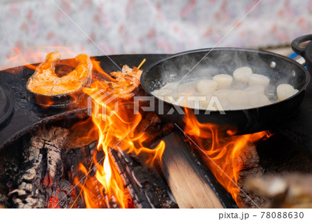 Process of cooking scallop meat, salmon, prawn on black brazier - close up Process of cooking scallop meat, salmon, prawn on black brazier - close up 78088630