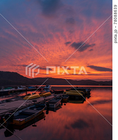 桧原湖の荘厳な夕焼け 78088639