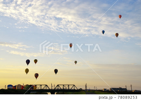 ゴールを目指して次々と飛び立つ熱気球 78089253