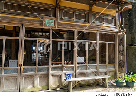 島根県松江市 美保関の青石畳通りから見る古い旅館の美保館 島根県松江市 美保関の青石畳通りから見る古い旅館の美保館 78089367
