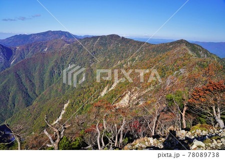 釈迦ヶ岳山頂からの八経ヶ岳への稜線 78089738