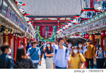 日本の東京都市景観 重症者（全国）1304人で過去最多。浅草寺には多くの人出…＝5月23日 78090079