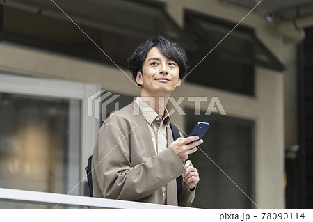 スマートフォンを持った30代の男性 78090114