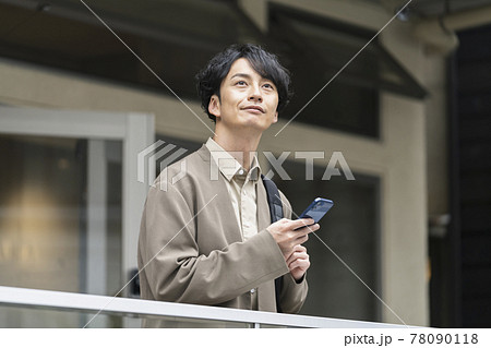 スマートフォンを持った30代の男性 78090118