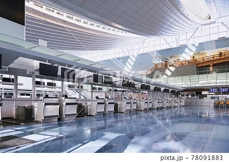 【羽田空港　緊急事態宣言中の第3ターミナル出発ロビー】 78091883