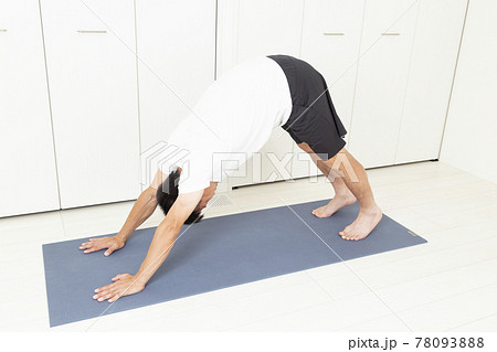 ストレッチをする男性 78093888